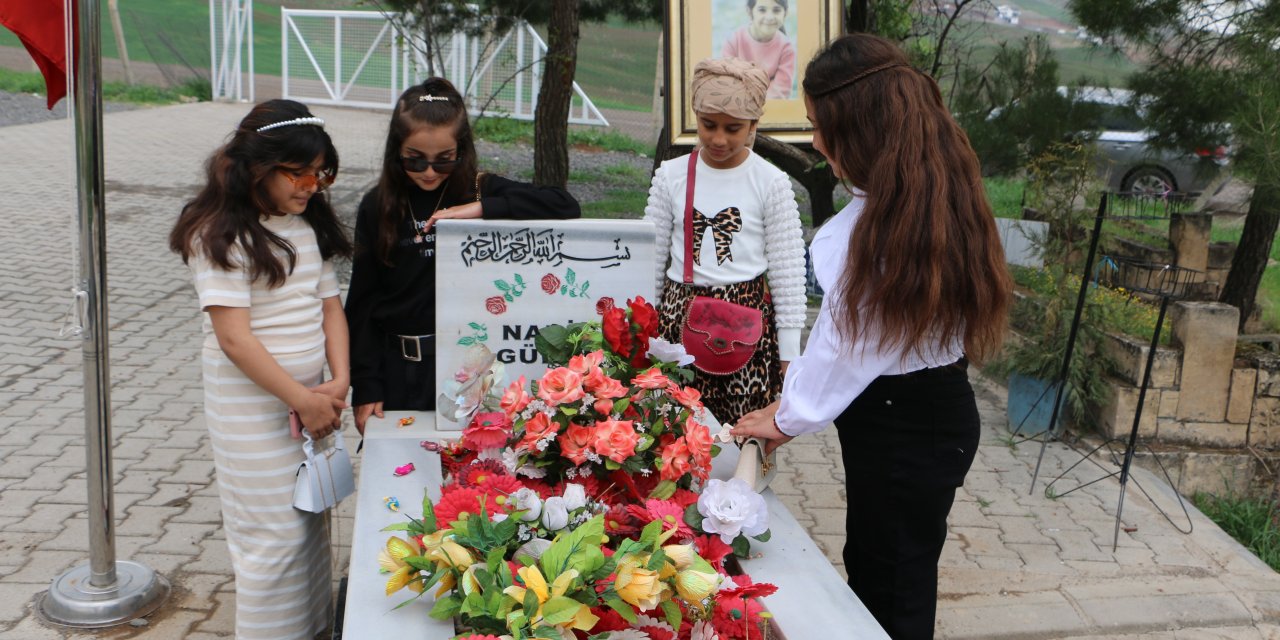 Canice katledilen Narin unutulmadı; Arkadaşları bayramda mezarını ziyaret etti