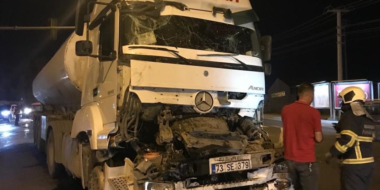 Şırnak Plakalı Tır Nusaybin'de seyir halindeki Tır'a çarptı, sürücü yaralandı