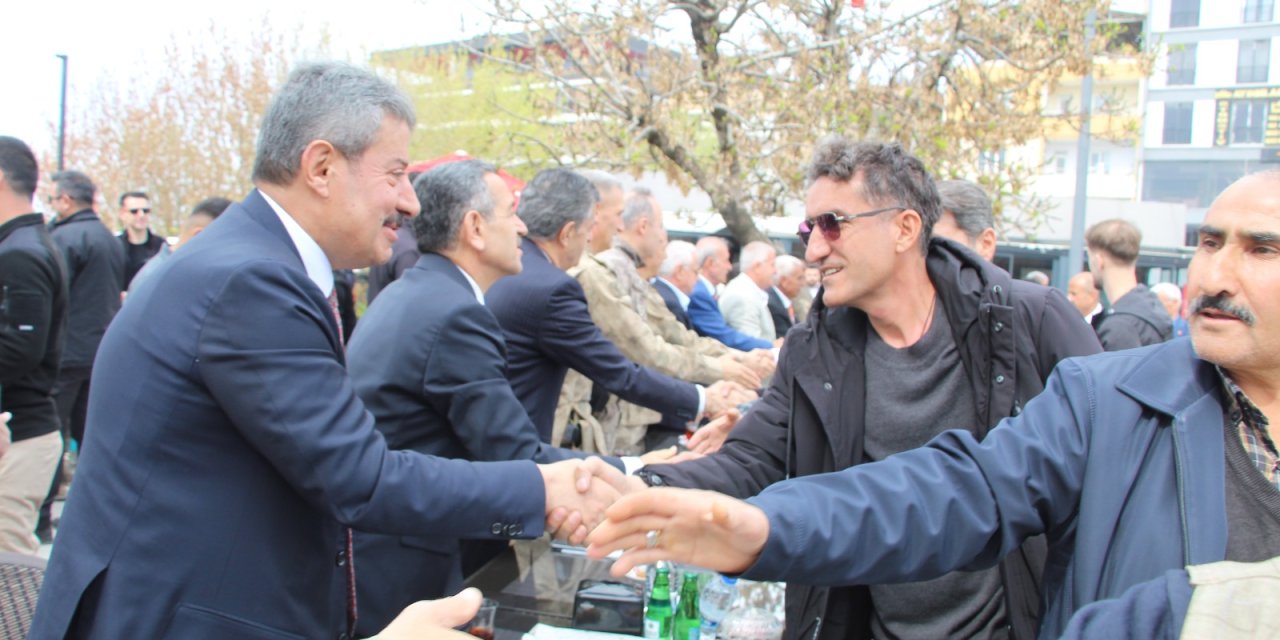 Şırnak'ta Vekil Tatar, Vali Ekici ve Belediye Başkanı Yarka Halkla Bayramlaştı