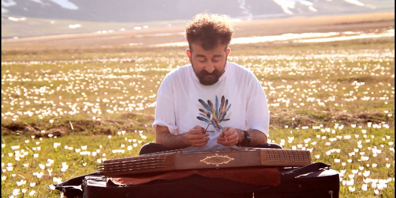 Hakkari'de Baharın Müjdecisi Çiğdemler içinde santur keyfi