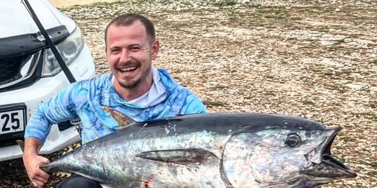 Amatör balıkçının oltayla yakaladığı 30 kiloluk orkinos sevinci