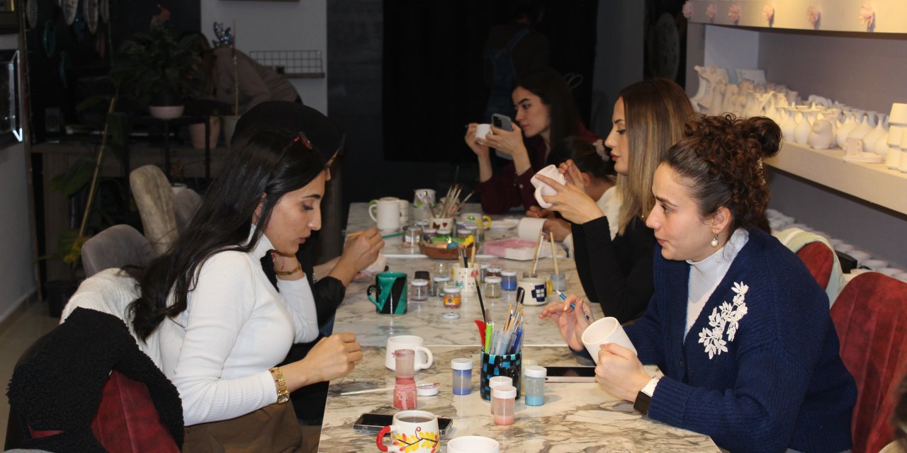 Siirtli kadınlar yorgunluklarını seramik atölyesinde atıyor