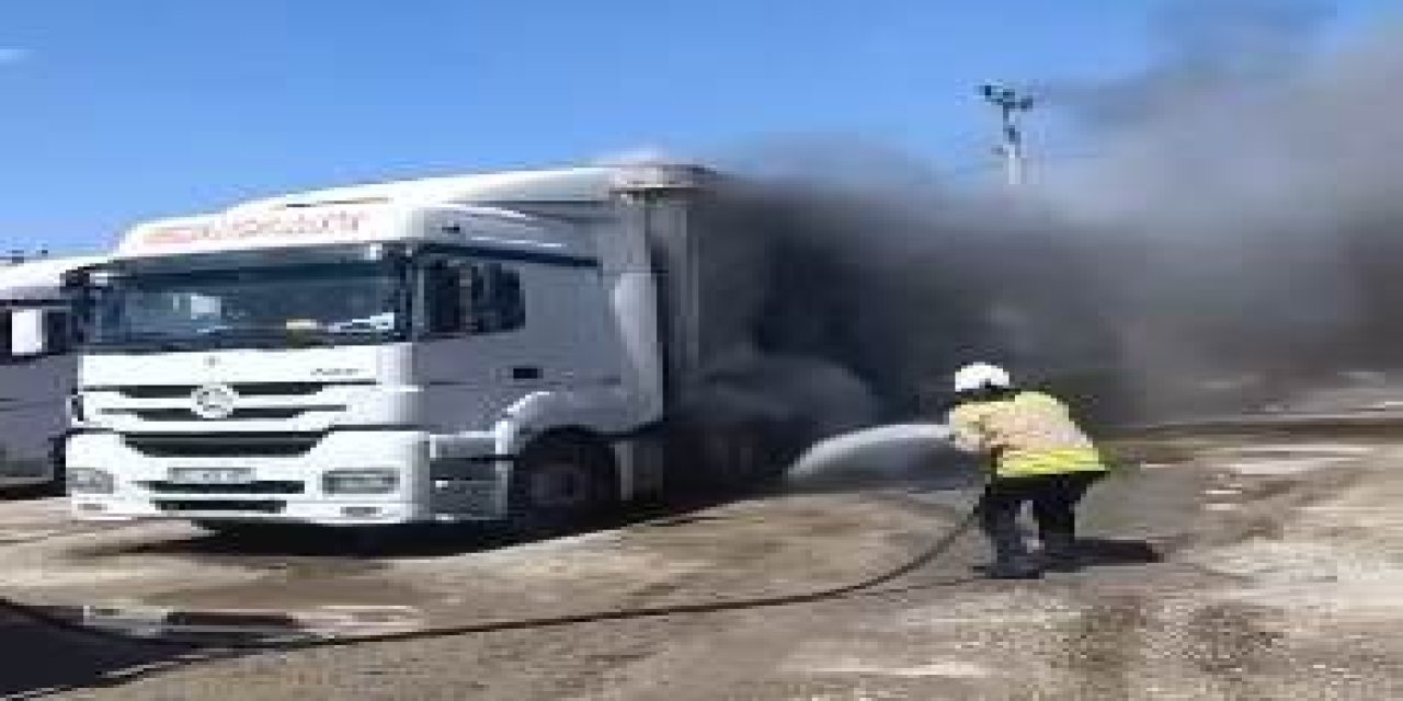 Mardin’de park halindeki iki tır alev alev yandı