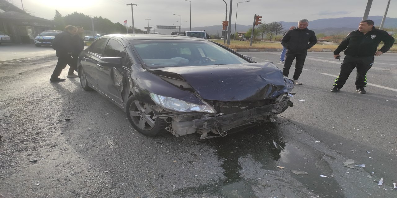 Ovaköy Kavşağı'nda Feci Kaza: 2 Bebekle 4 Kişi Yaralandı