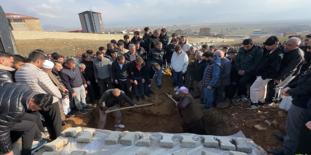 Yüksekova'da Kazada Ölen Arda Kameri Toprağa Verildi