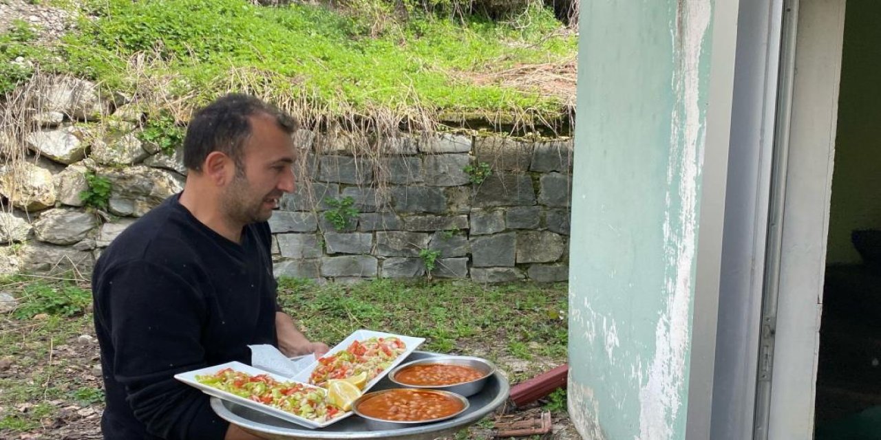 Yıllardır süren gelenek: Bayramlarda tüm yemekler camiye getiriliyor