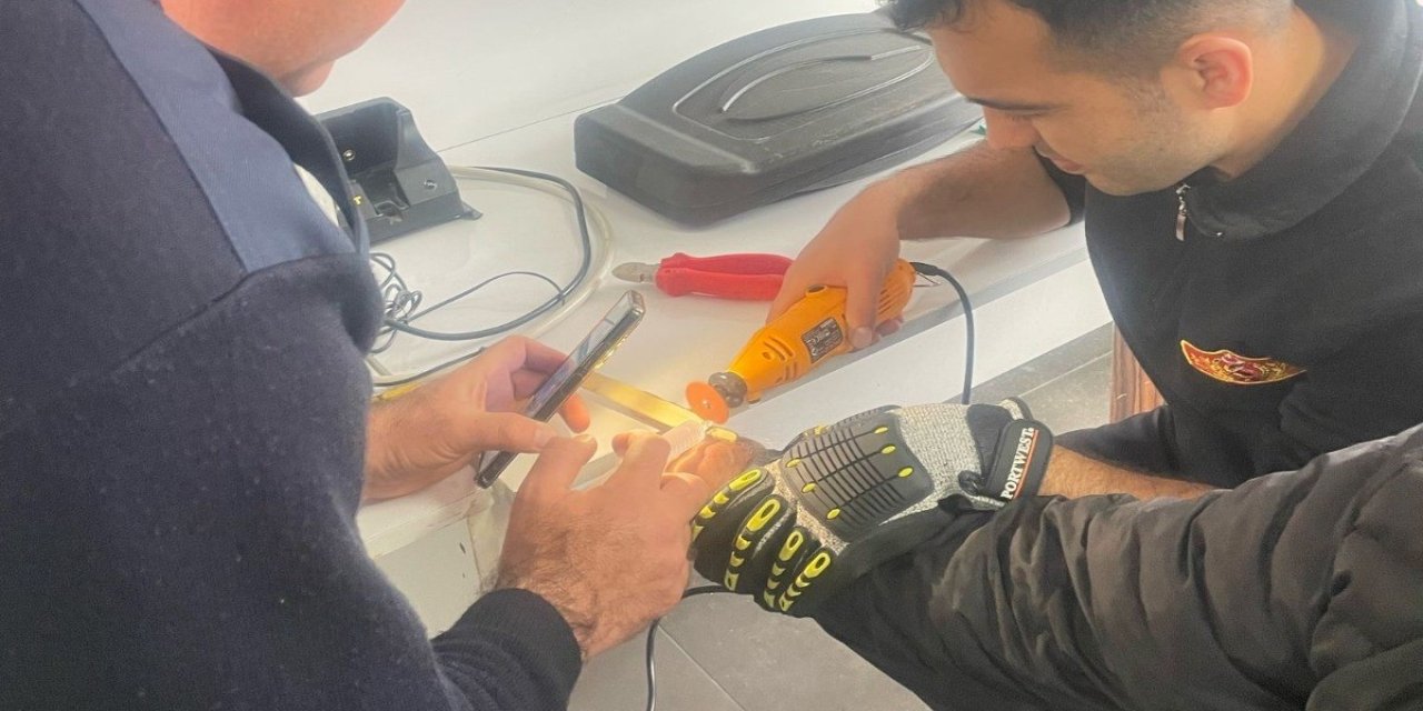 Parmağında sıkışan yüzük spiralle kesilerek çıkartıldı
