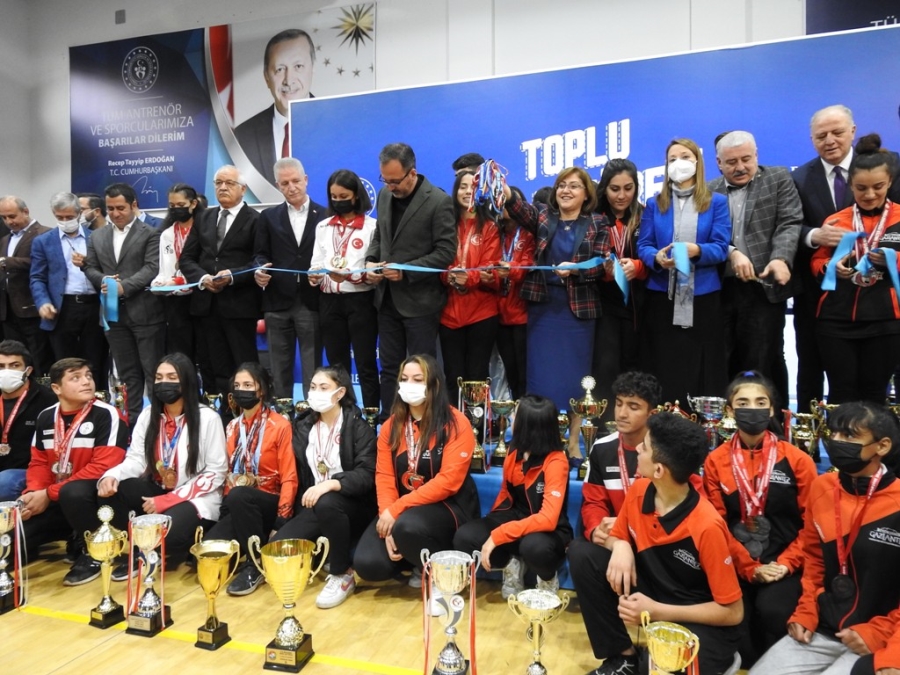 BAKAN KASAPOĞLU 9 SPOR TESİSİNİN AÇILIŞINI YAPTI