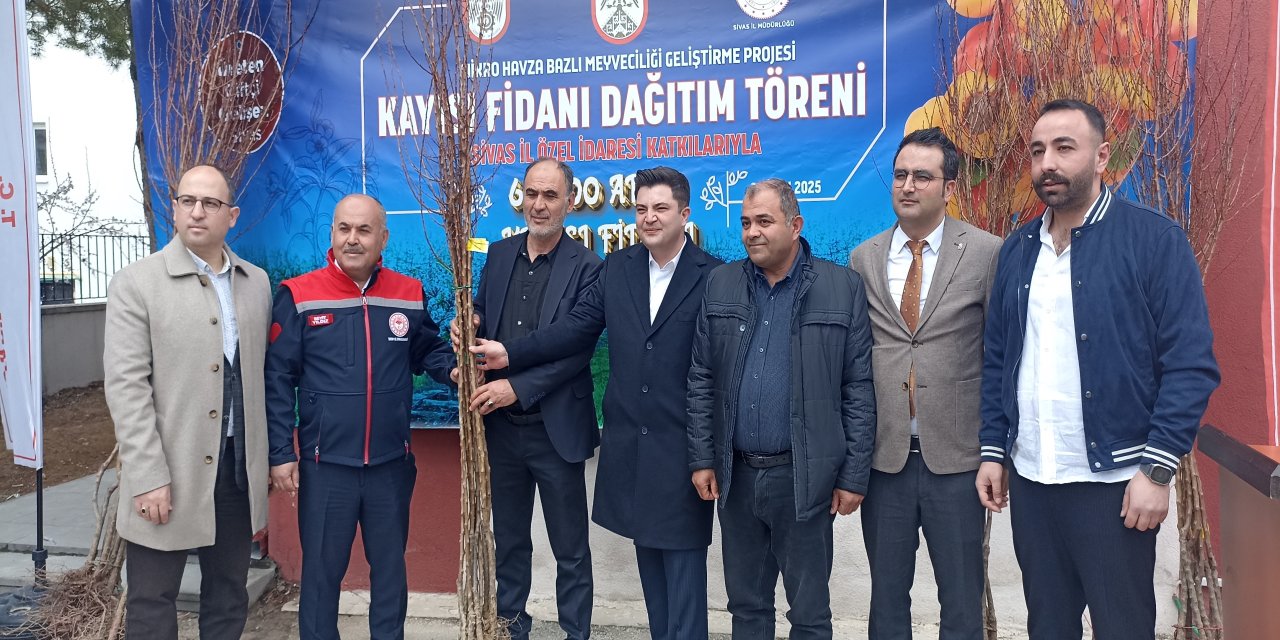 Çiftçilere 50 bin kayısı fidanı dağıtıldı