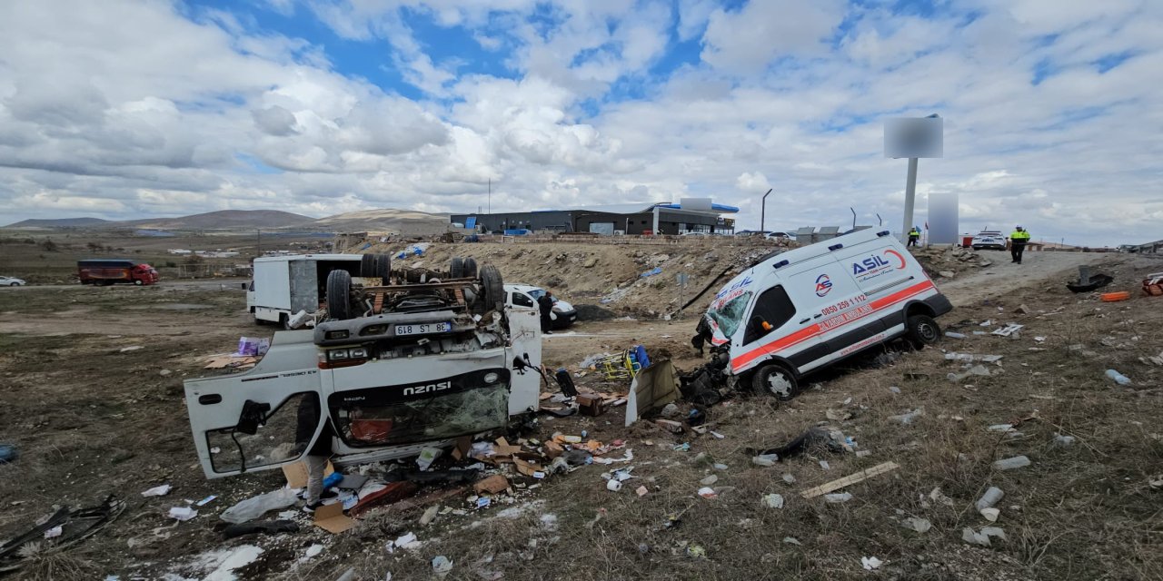 Ambulans ile kamyonet çarpıştı: 6 yaralı