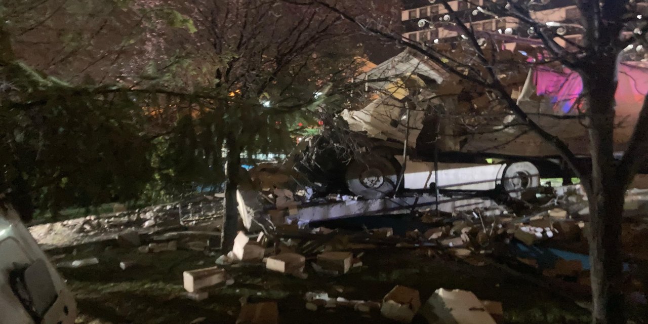 Ankara'da freni boşalan tır parka daldı: 1 ölü