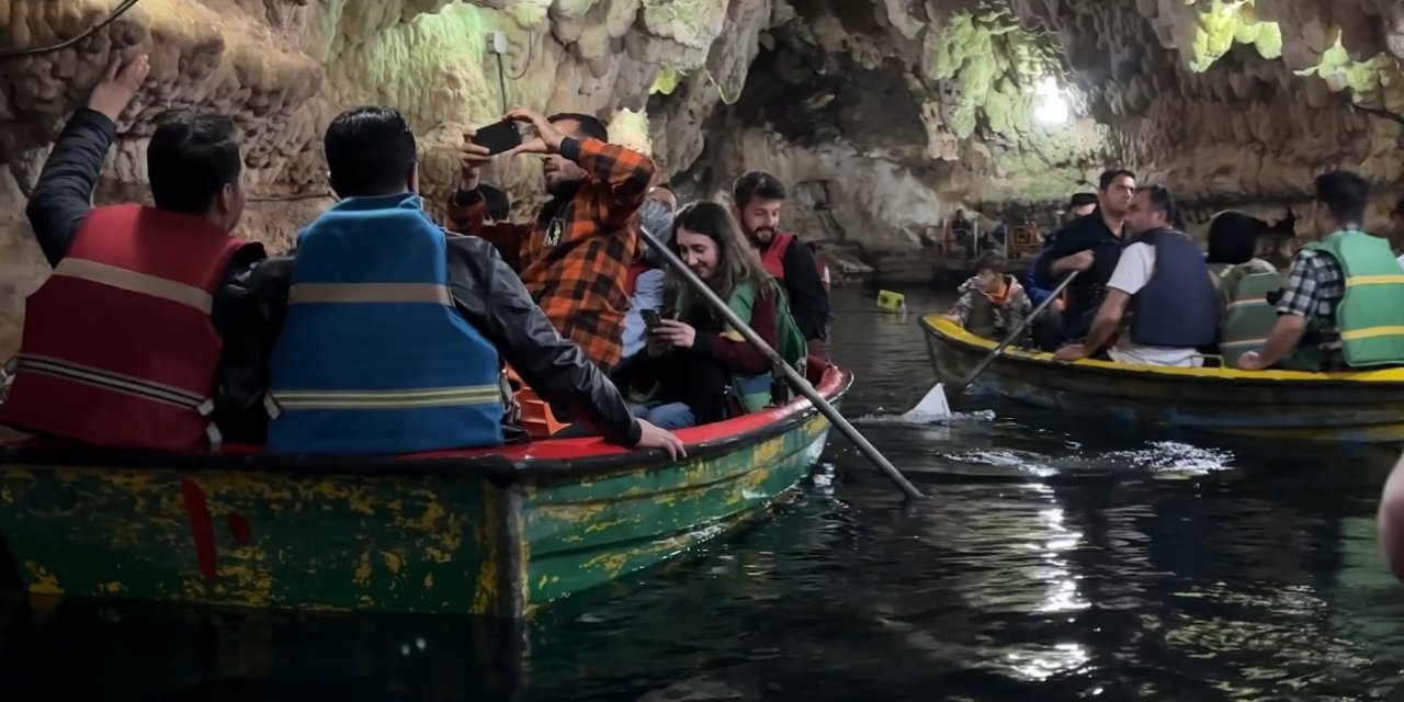 Yerin 80 metre altındaki gölde kayık keyfi