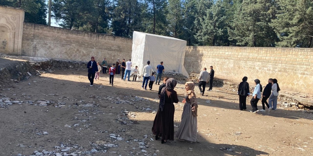 Tescilli eser olmayan Veysel Karani Türbesi aslına uygun yapılıyor