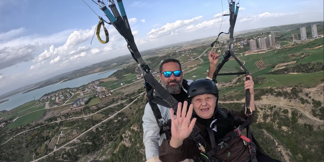 83 yaşındaki adamın yamaç paraşütü tutkusu