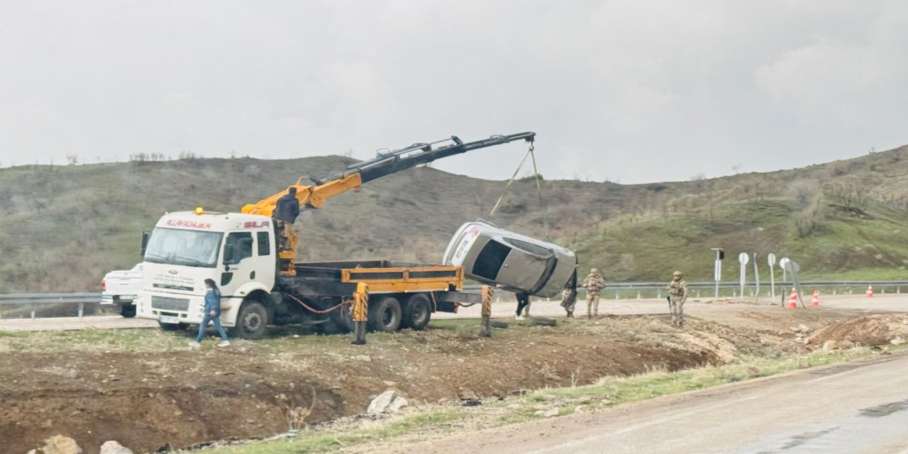 Şırnak’ta araba şarampole uçtu, içerisinde bulunanların burnu bile kanamadı