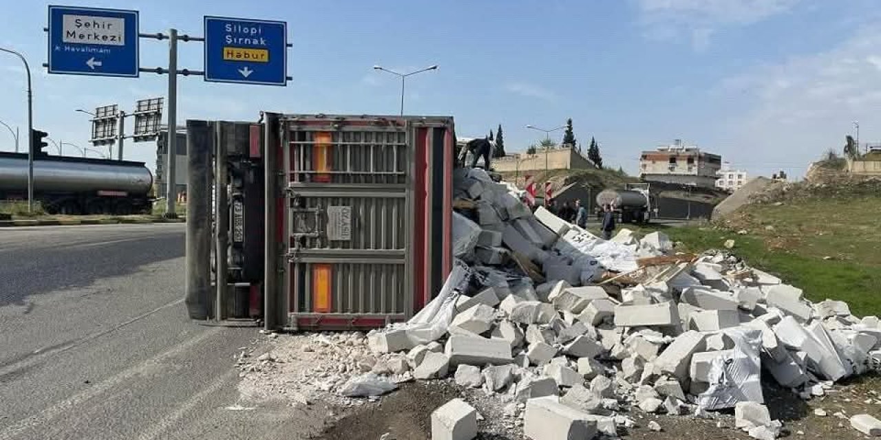 Cizre’de Hastane kavşağında bir tır daha devrildi