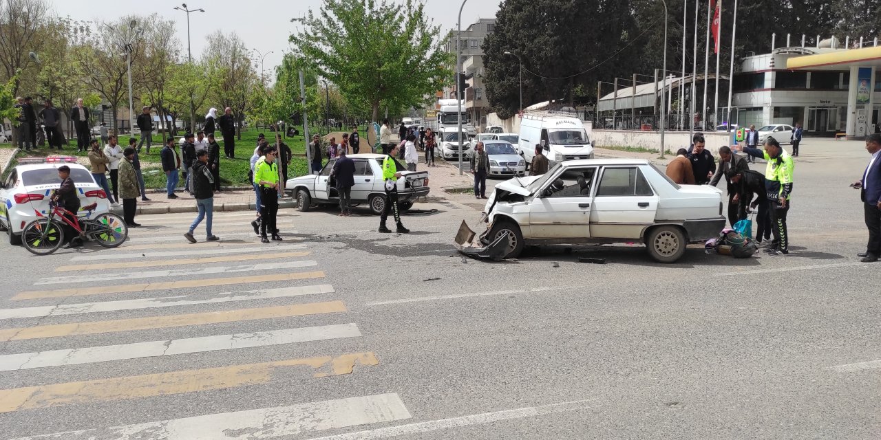 Şanlıurfa'da 2 otomobil çarpıştı: 8 yaralı