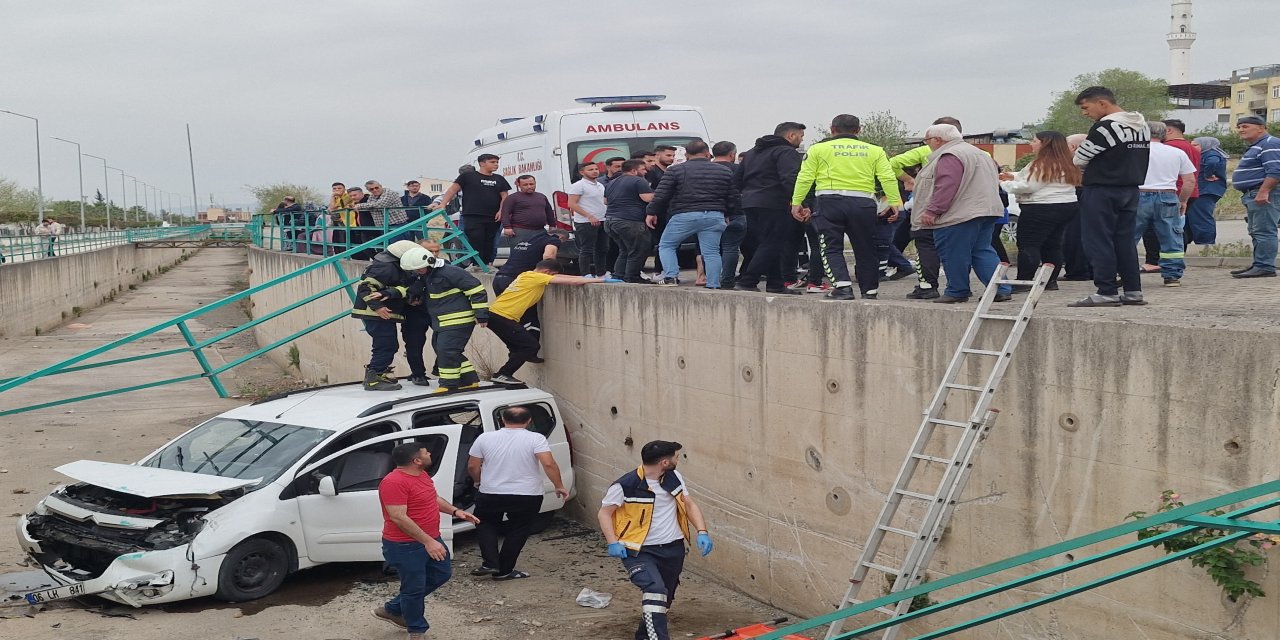 Fren yerine gaza basınca araç su kanalına uçtu: 2 yaralı