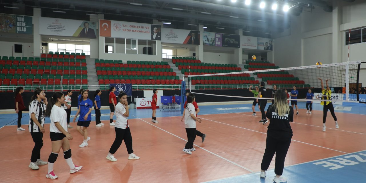 Cizre Belediyesi Voleybol Takımı Teknik Heyeti, genç voleybolcuları geleceğe hazırlıyor
