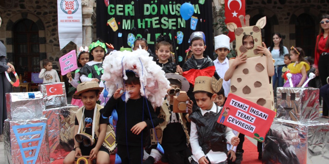Cizre’de atık malzemelerden çocuk defilesi düzenlendi