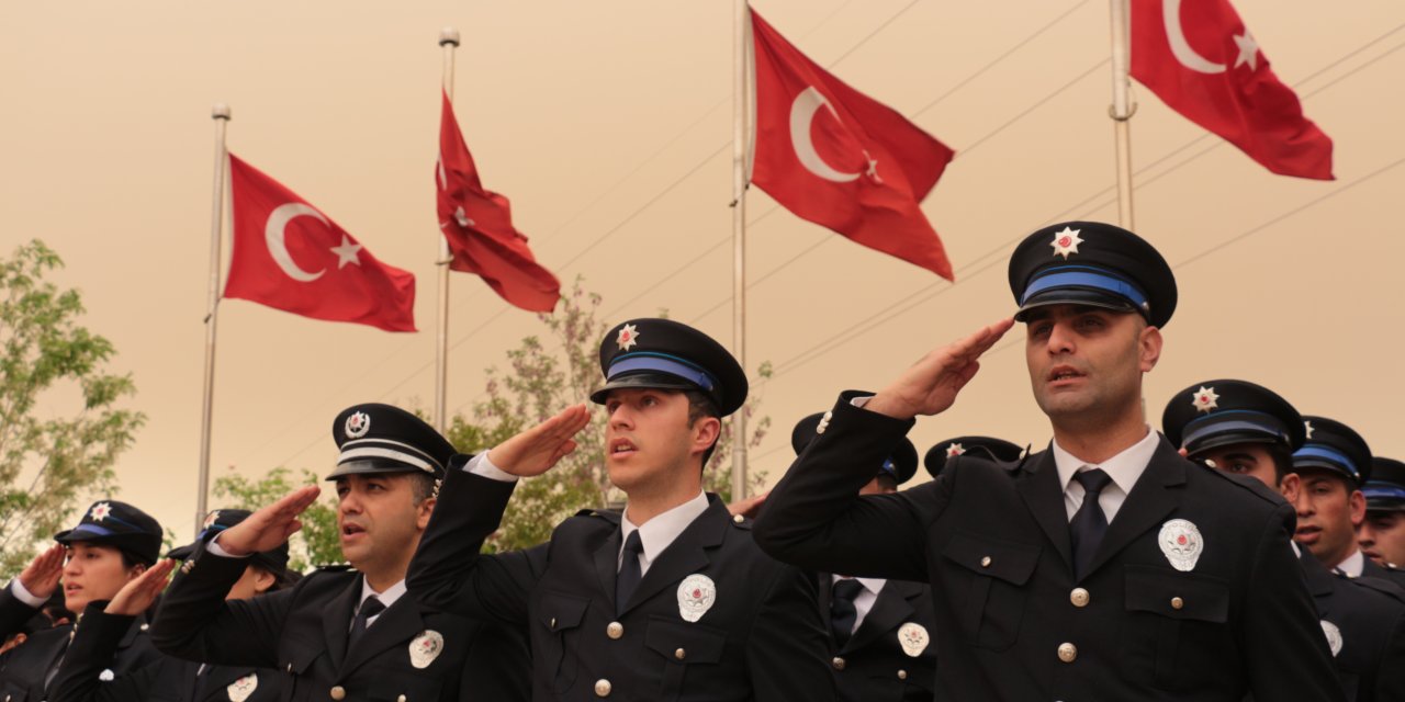Cizre'de Polis Haftası etkinlikleri kapsamında Şehitler anıtına karanfil bırakıldı