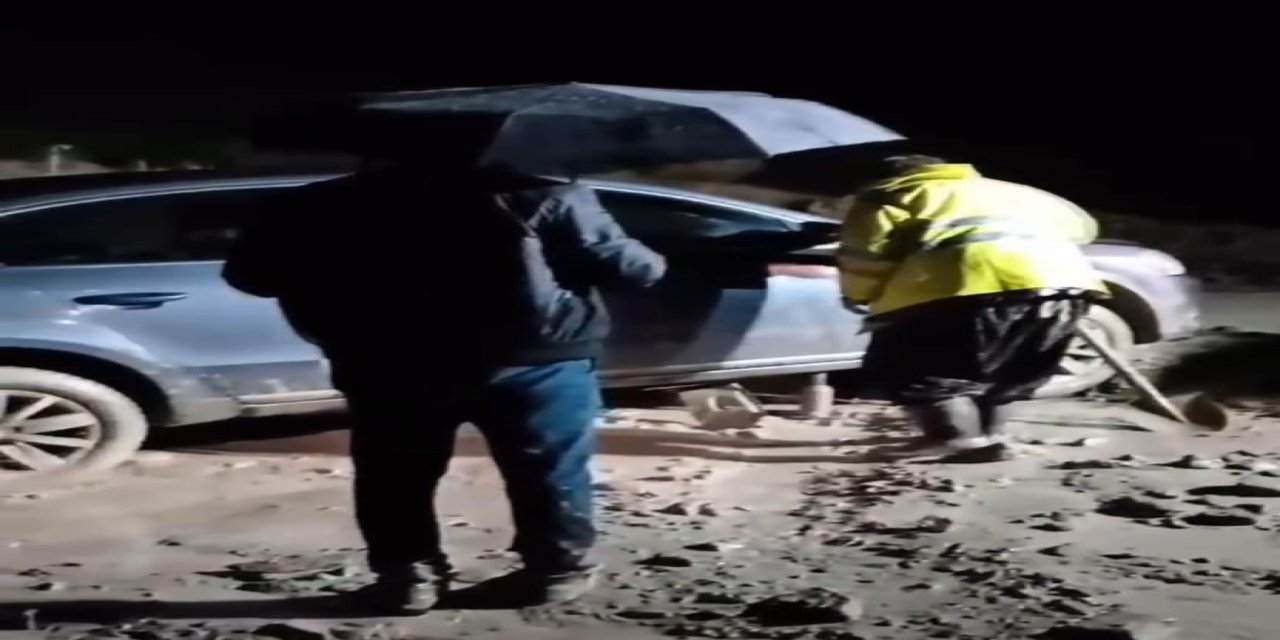 Yüksekova'da sel sularında mahsur kalan sürücüyü belediye ekipleri kurtardı
