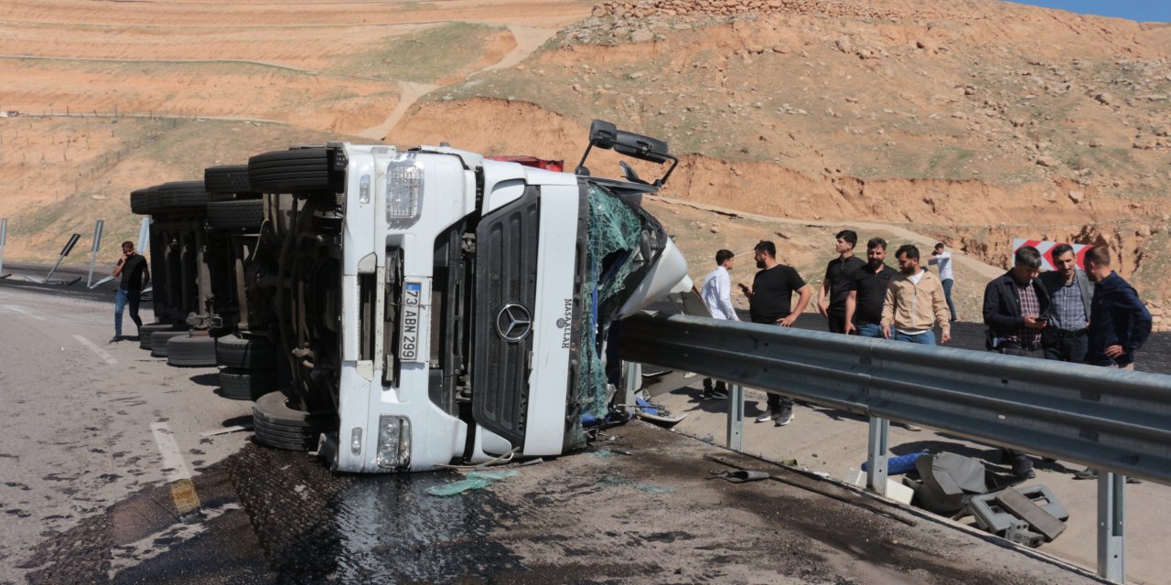 Cizre’de freni boşalan tır devrildi: 1 yaralı