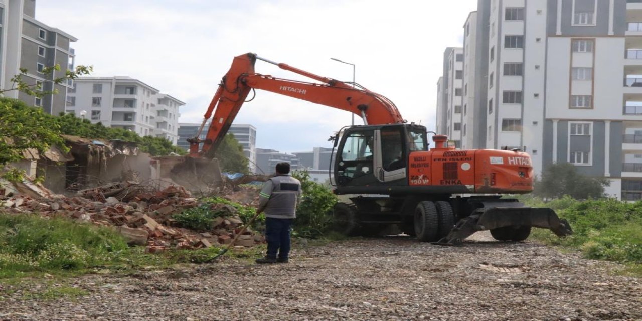 Nazilli'de tehlike oluşturan 10 metruk bina yıkıldı