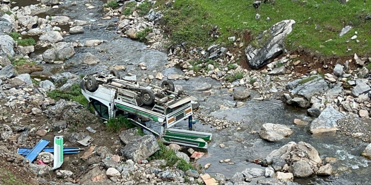 Şırnak'ta Kamyonet Habur Çayına devrildi: 2 yaralı