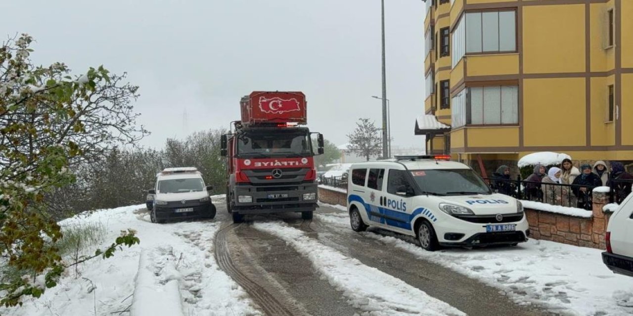Ev yangınında anne ve 3 çocuğu dumandan etkilendi