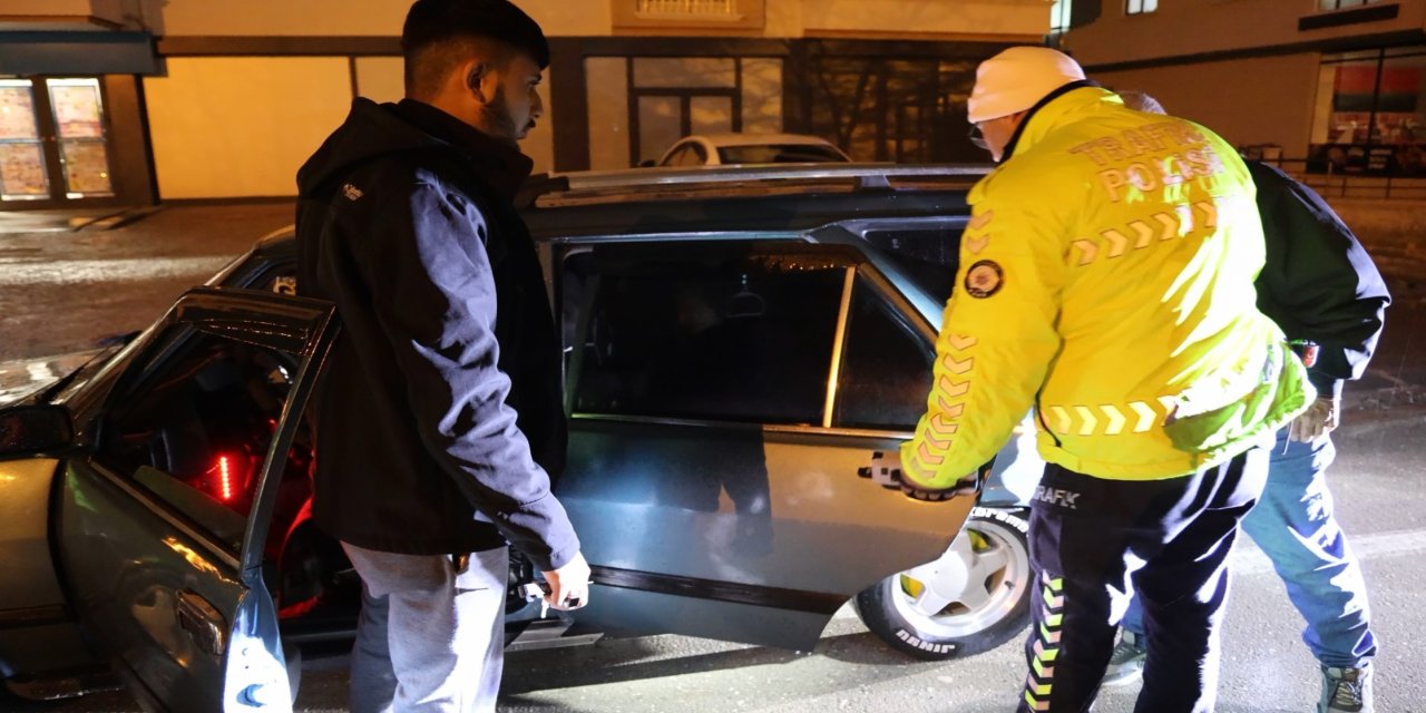 Polis, uygulama noktasını görünce geri geri kaçan aracı koşarak böyle yakaladı