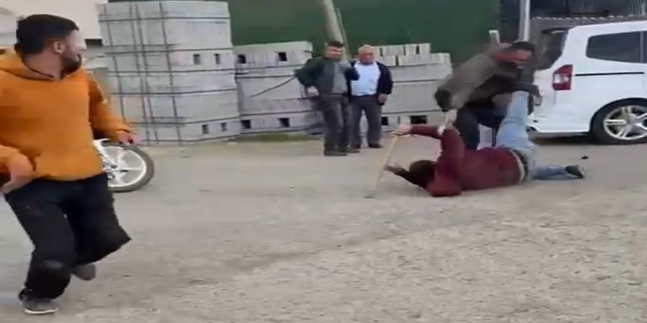 Sopalarla birbirlerine acımasızca vurdular... O anlar kamerada