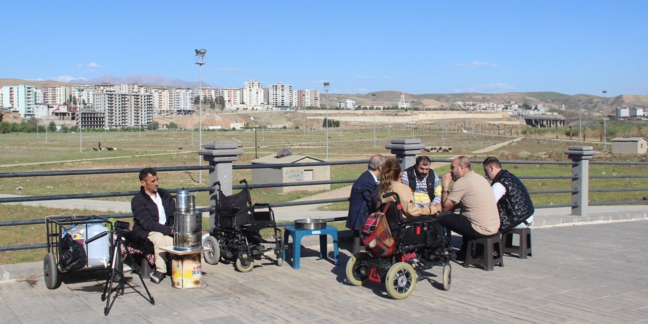Cizre'de engelli çift, közde çay satarak hayallerindeki evi almak istiyor