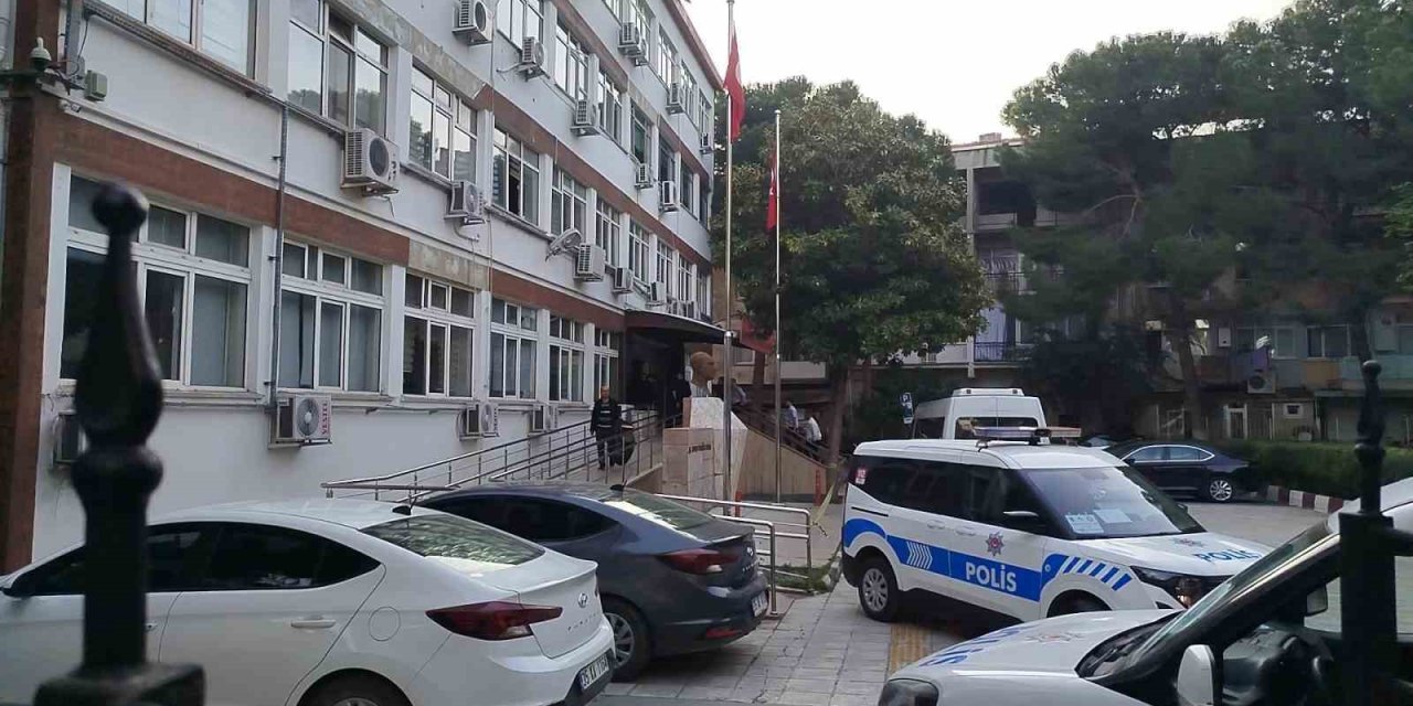 CHP’li Kemalpaşa Belediyesine yönelik usulsüzlük operasyonunda 2 tutuklama