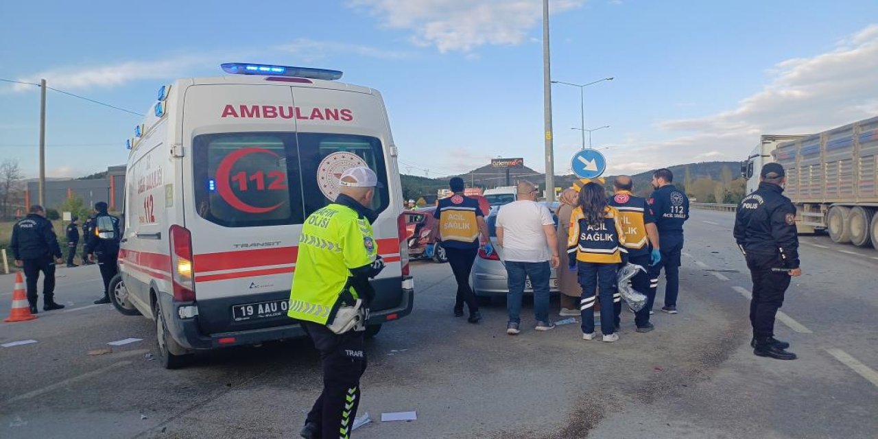 Çorum’da iki otomobil çarpıştı: 3 yaralı