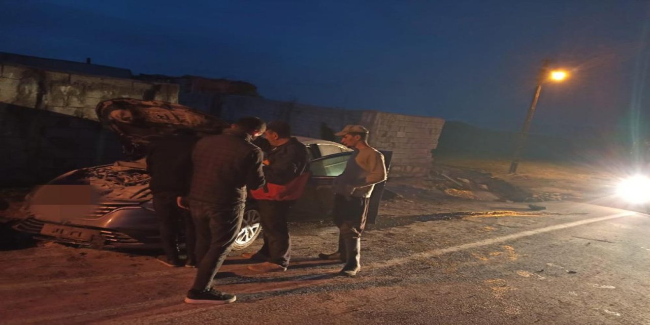 Van'da otomobil duvara çarptı: 3 yaralı