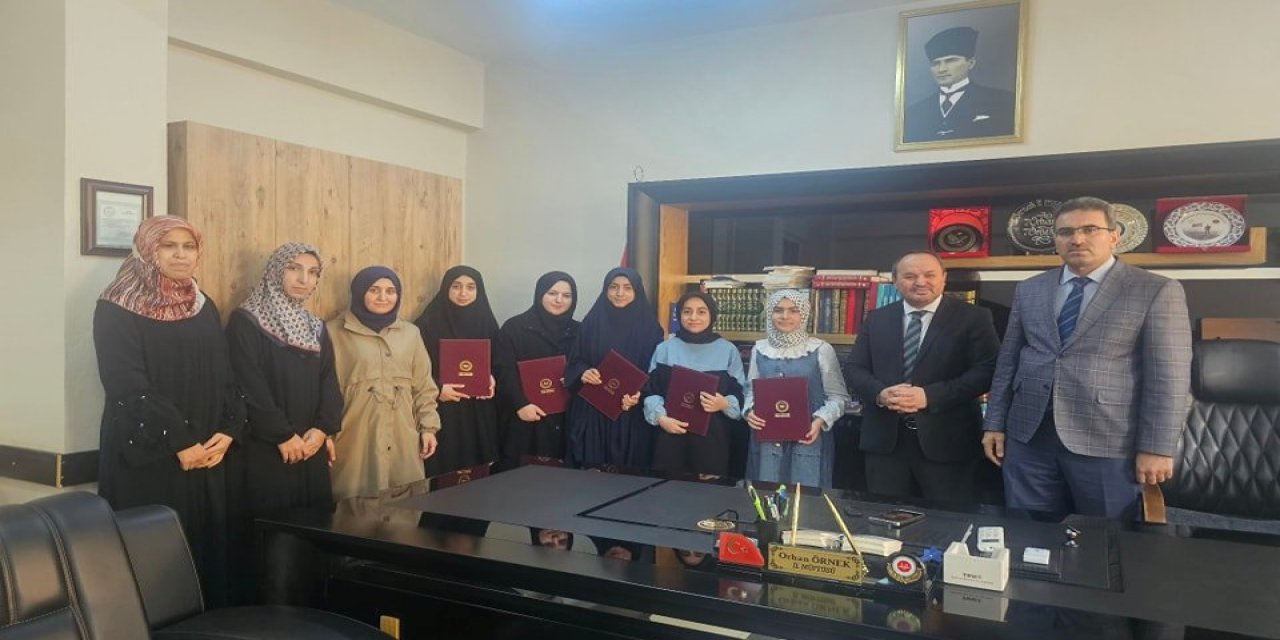 Kur’an’a Gönül Veren Genç Kızlar Şırnak’ta Hafızlıkla Taçlandı