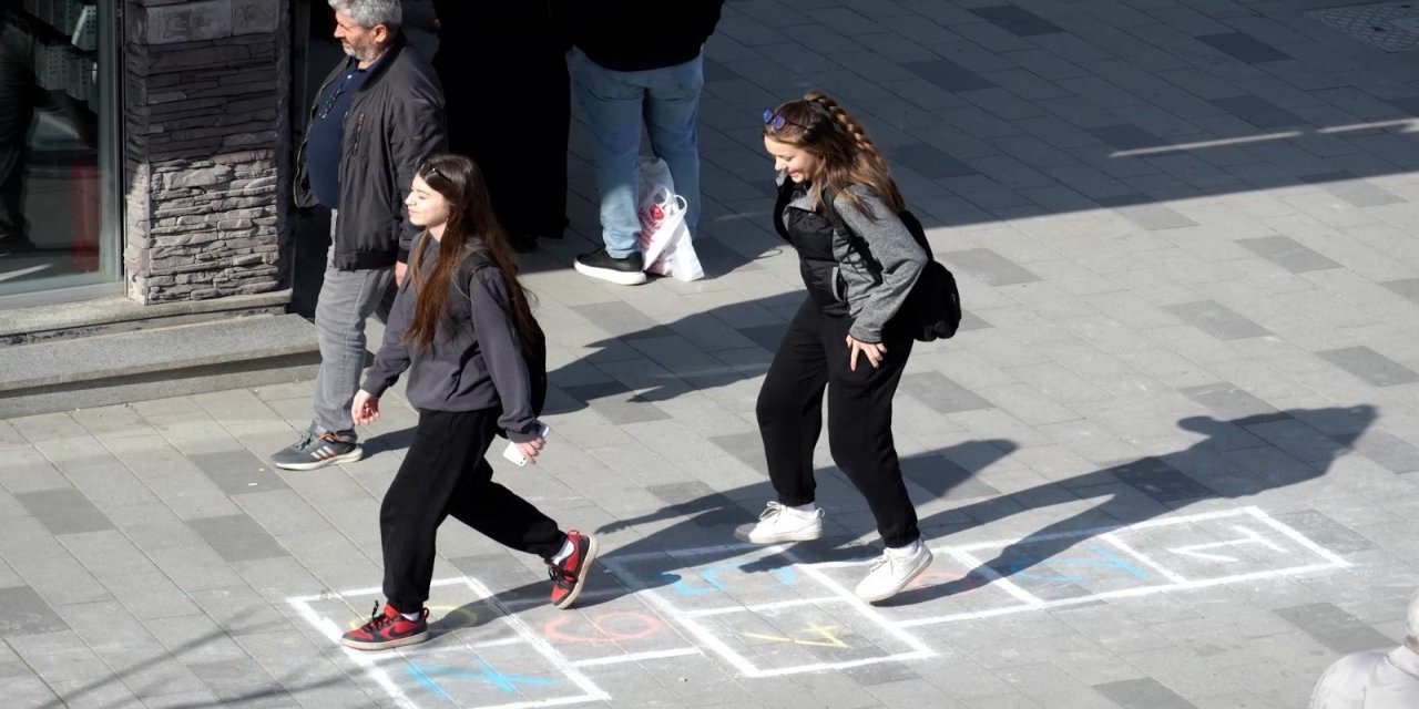 Kaldırımlardaki seksek oyununu gören genç-yaşlı onlarca vatandaş kendini tutamadı