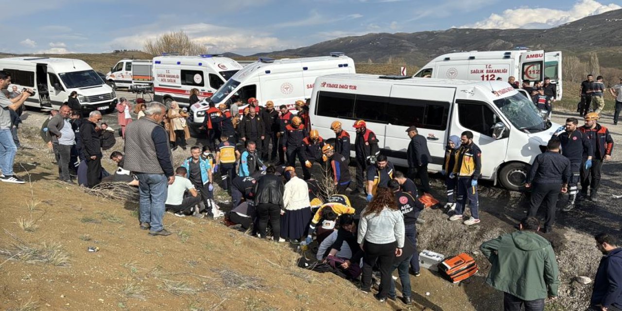 Öğretmenleri taşıyan minibüs kazaya karıştı: 1 ölü, 14 yaralı