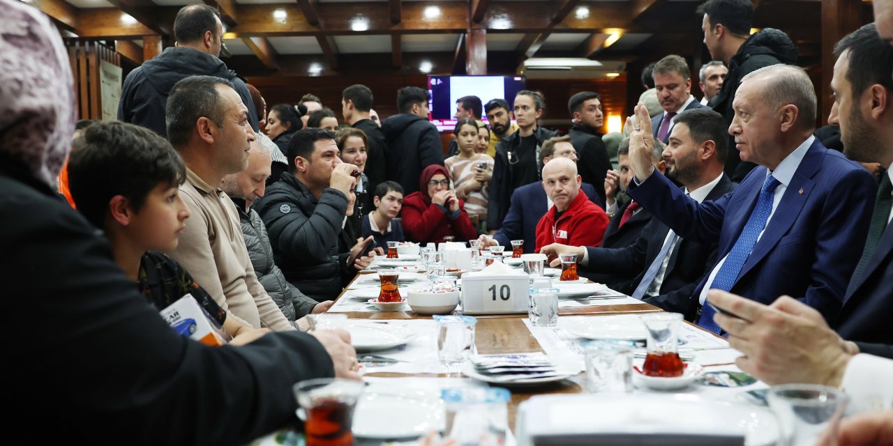 Cumhurbaşkanı Erdoğan'dan geceyi dışarda geçiren vatandaşları ziyaret