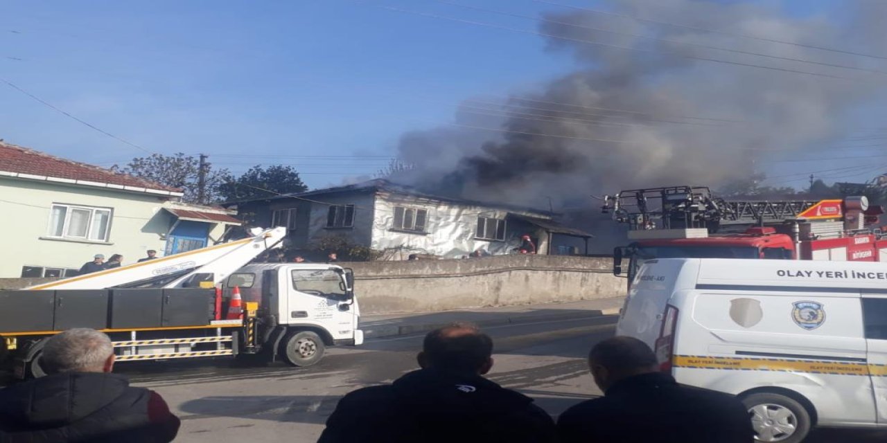 Alevlere teslim olan tek katlı ev kullanılmaz hale geldi