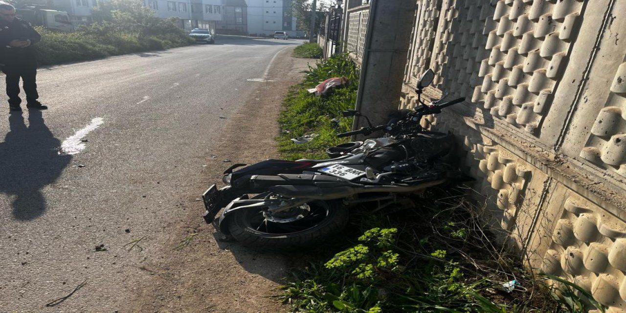 Motosikletin kontrolden çıkması ile birlikte genç sürücü duvara ve direğe çarptı
