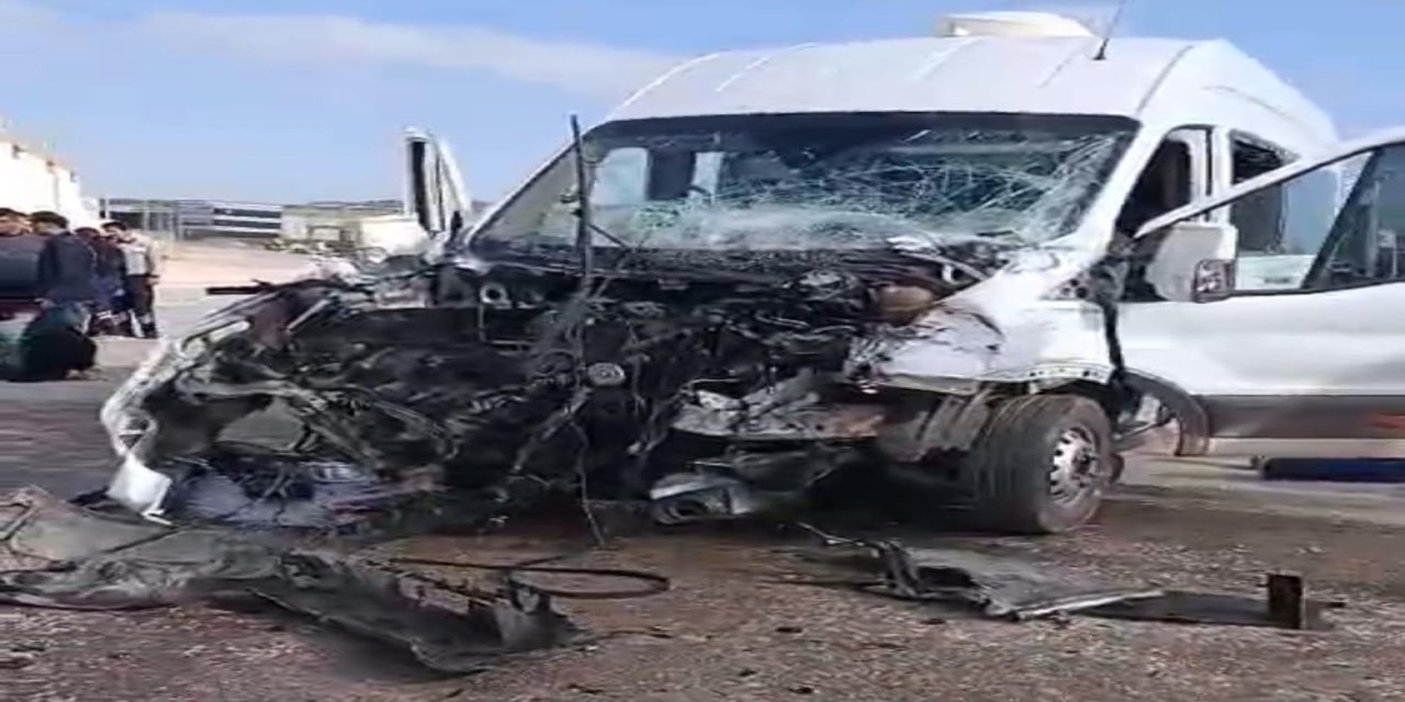Gaziantep’te işçi servisi ile tır çarpıştı: 9 yaralı