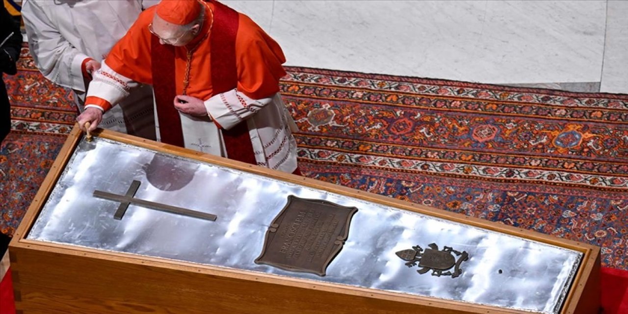 Papa Franciscus, 250 bin kişinin katıldığı cenaze töreniyle son yolculuğuna uğurlandı
