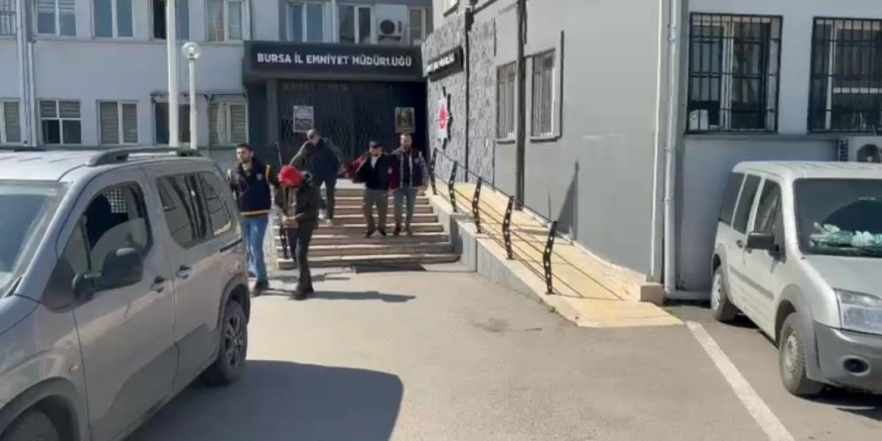 3 motosiklet çaldılar, 4'üncüyü çalarken suçüstü yakalandılar