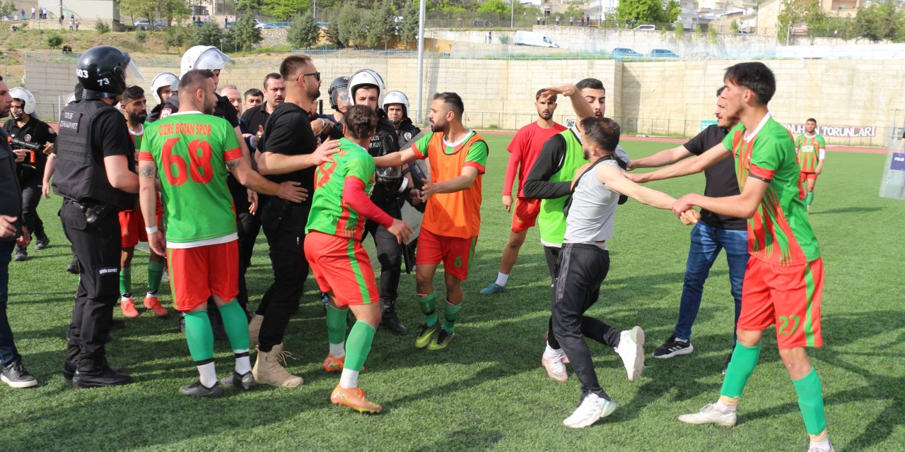 Şırnak’ta Amatör lig maçında kavga: Ortalık savaş alanına döndü