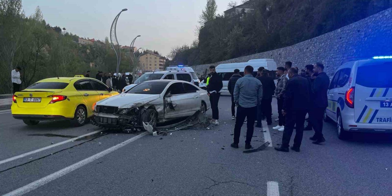 Bitlis’te otomobil ile minibüs kafa kafaya çarpıştı: 8 yaralı