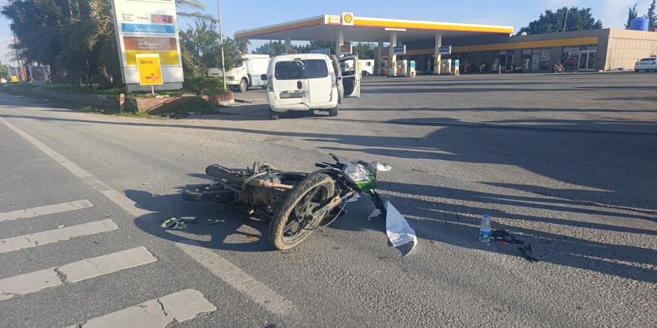 Manavgat'ta ticari araca arkadan çarpan motosiklet sürücüsü yaralandı