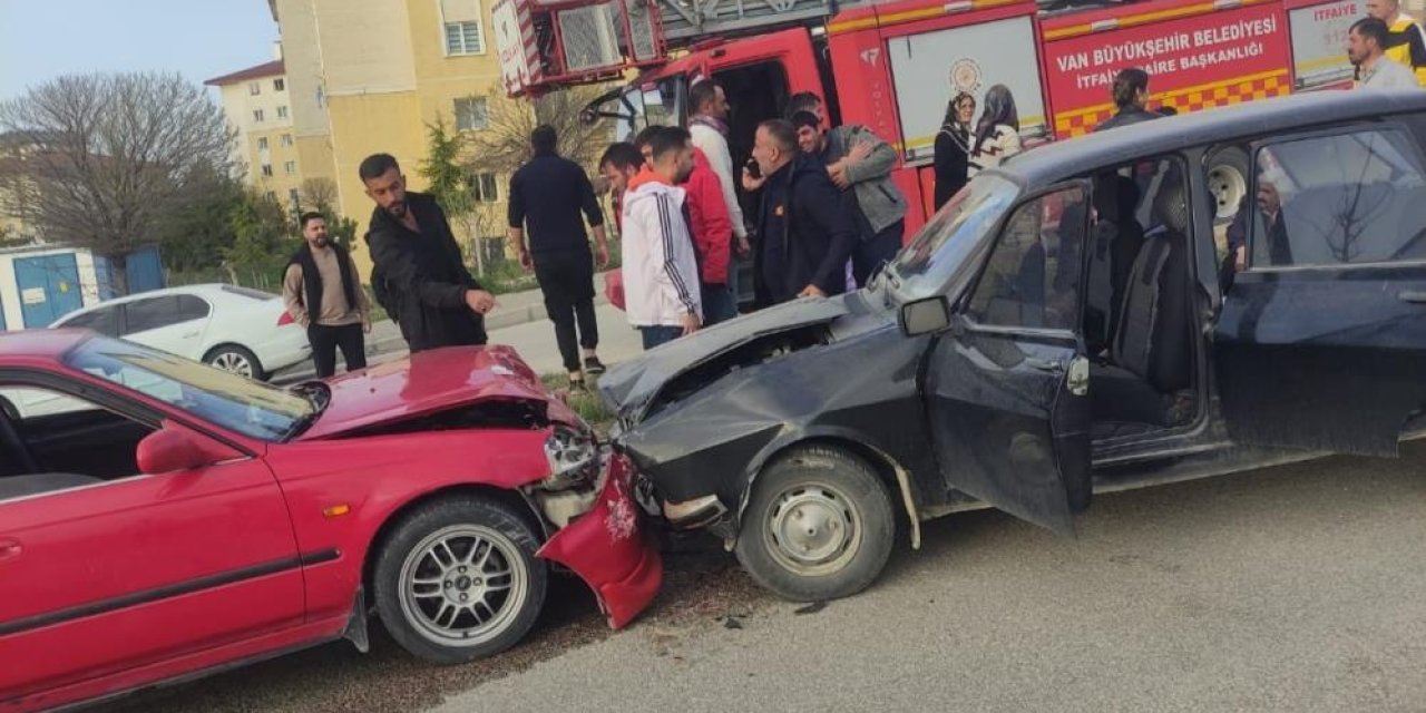 Van'da iki otomobil kafa kafaya çarpıştı: 1 yaralı