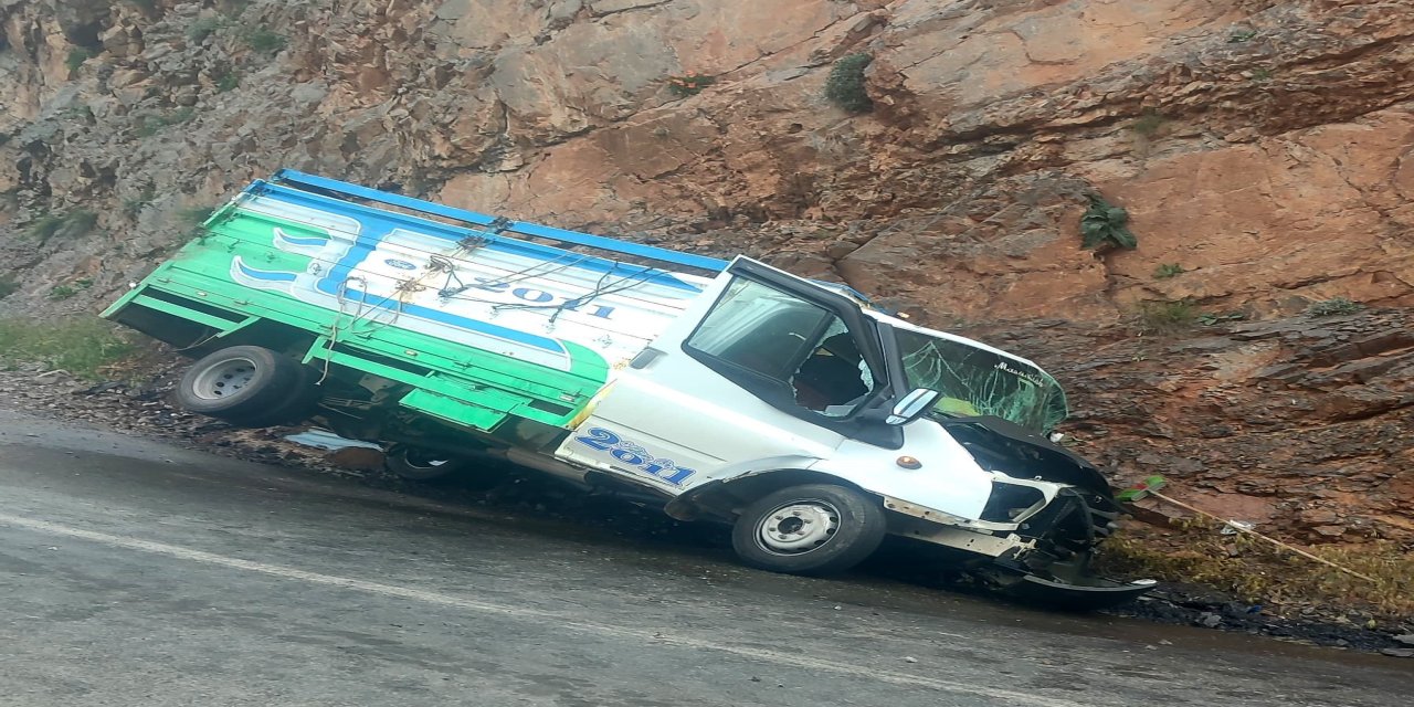 Şırnak-Hakkari yolunda kamyonet kayalığa çarptı: 1 ölü, 1 yaralı